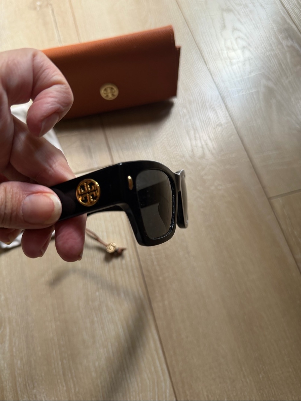Tory Burch Black Square Sunglasses with Gold Logo - Picture 5 of 7
